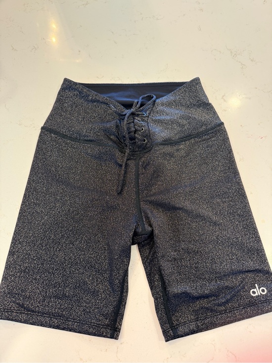 ALO Yoga Pants - Alo Yoga Interlocking Lace-Up Glitter Biker Shorts - Black Silver - XS